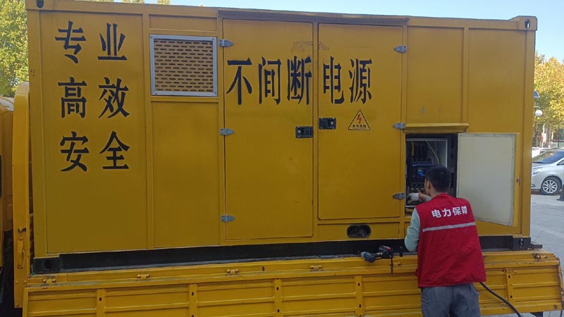 桑日柴油发电机组和UPS电源配合使用时，如何避免切换过程中的电力中断？